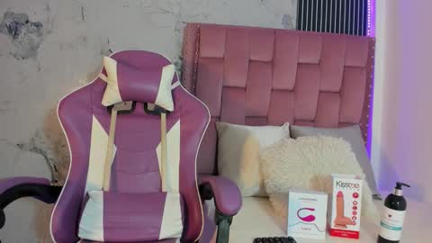 Laura online show from September 2025 07:28:01 PM