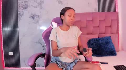 Laura online show from November 2025 07:24:01 PM