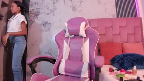 Laura online show from November 2025 07:38:01 PM