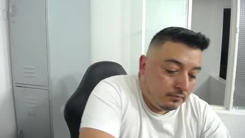 Snapshot of francoisroy chatting on November 2025 10:07:02 PM Juan online show from November 2025 10:07:02 PM