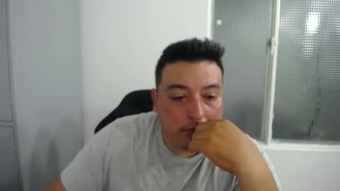 Snapshot of francoisroy chatting on December 2025 03:45:02 AM Juan online show from December 2025 03:45:02 AM