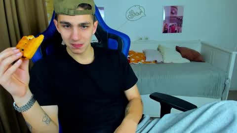 Snapshot of frank_mooree chatting on October 2025 04:49:01 AM Frank online show from October 2025 04:49:01 AM