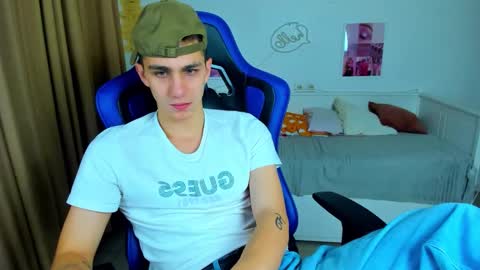 Snapshot of frank_mooree chatting on October 2025 04:57:02 AM Frank online show from October 2025 04:57:02 AM