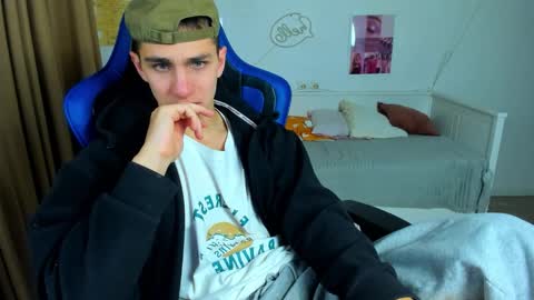 Snapshot of frank_mooree chatting on November 2025 04:44:02 AM Frank online show from November 2025 04:44:02 AM