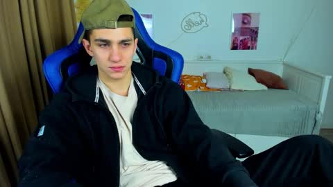 Snapshot of frank_mooree chatting on November 2025 04:45:02 AM Frank online show from November 2025 04:45:02 AM