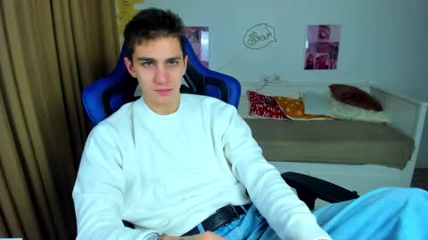 Snapshot of frank_mooree chatting on November 2025 04:45:02 AM Frank online show from November 2025 04:45:02 AM