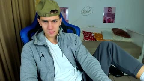 Snapshot of frank_mooree chatting on November 2025 04:46:02 AM Frank online show from November 2025 04:46:02 AM