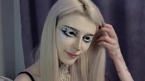 Snapshot of fraulein_mooon chatting on January 2025 05:37:01 PM Asya UwU online show from January 2025 05:37:01 PM