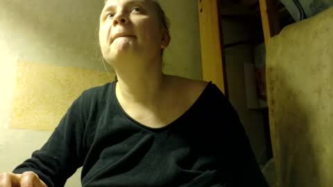 Snapshot of frumcake chatting on December 2025 03:00:01 AM FrumCake online show from December 2025 03:00:01 AM