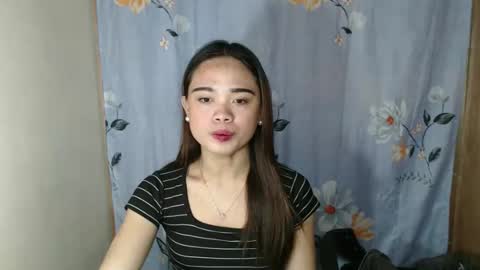 Snapshot of fuchsia_love chatting on September 2025 06:08:02 PM HI IM RONA DONT FORGET GIVE ME THUMBS UP AND JOIN TO MY FANCLUB online show from September 2025 06:08:02 PM