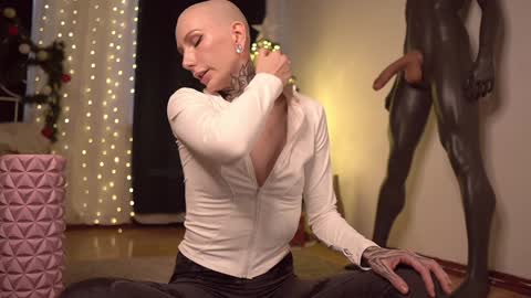 Snapshot of fuckingtoy_ chatting on December 2024 12:23:01 PM Eva         all my links   online show from December 2024 12:23:01 PM