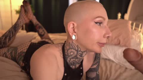 Snapshot of fuckingtoy_ chatting on February 2025 12:47:02 PM Eva         all my links   online show from February 2025 12:47:02 PM