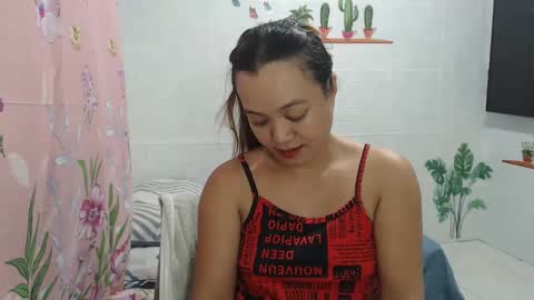 Snapshot of funluvnpinay4u chatting on December 2024 11:22:01 AM MAE online show from December 2024 11:22:01 AM