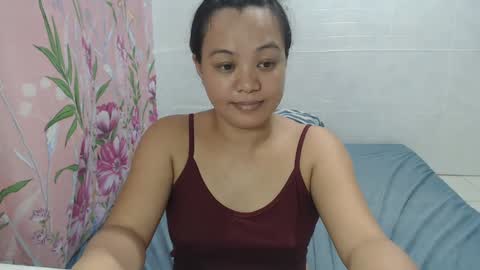 Snapshot of funluvnpinay4u chatting on December 2024 01:05:01 AM MAE online show from December 2024 01:05:01 AM