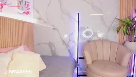   Independent model online show from February 2026 12:17:02 PM