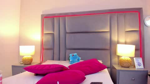 gabymoreau online show from November 2025 08:21:01 PM