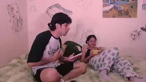 Snapshot of gaia_16 chatting on March 2026 01:12:01 AM Gaia y Clayde online show from March 2026 01:12:01 AM