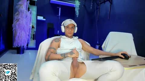 independent model online show from May 2026 08:14:01 PM