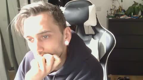 Snapshot of georgek0011 chatting on April 2026 05:10:01 PM georgek0011 online show from April 2026 05:10:01 PM