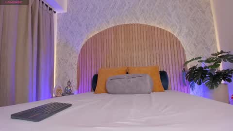 Kendal  online show from September 2025 09:04:01 PM