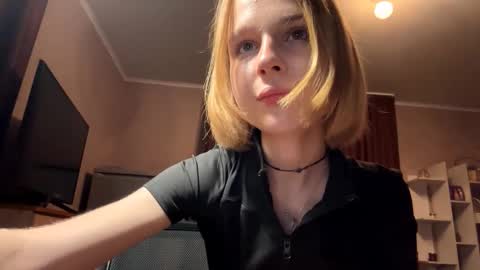 Molly online show from October 2025 07:11:02 PM