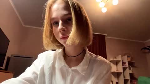 Molly online show from October 2025 07:44:01 PM