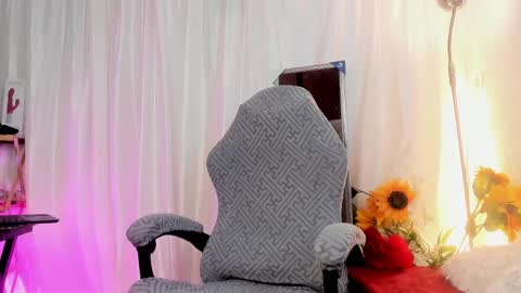 Snapshot of girasol_walton chatting on April 2026 01:44:02 PM Girasol Walton online show from April 2026 01:44:02 PM