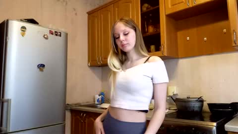 Snapshot of gladissoter chatting on February 2026 04:21:02 AM Violetta online show from February 2026 04:21:02 AM