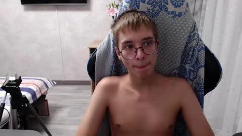 Snapshot of glasses_cat chatting on March 2026 02:04:01 AM Eugene and Damian online show from March 2026 02:04:01 AM