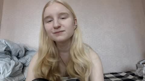 Snapshot of glennabeem chatting on April 2026 07:06:01 AM Laura online show from April 2026 07:06:01 AM