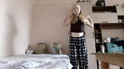 Snapshot of glennabeem chatting on April 2026 07:14:01 AM Laura online show from April 2026 07:14:01 AM