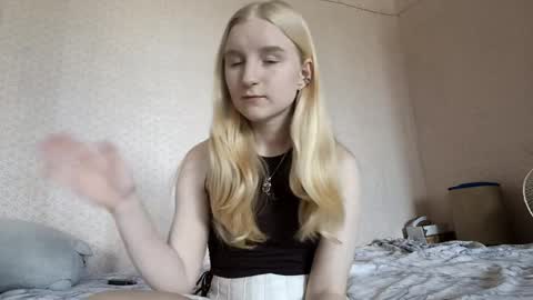 Snapshot of glennabeem chatting on April 2026 11:04:02 AM Laura online show from April 2026 11:04:02 AM