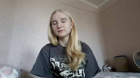 Snapshot of glennabeem chatting on April 2026 07:24:02 AM Laura online show from April 2026 07:24:02 AM