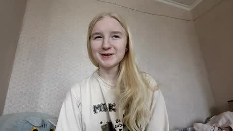 Snapshot of glennabeem chatting on April 2026 07:14:01 AM Laura online show from April 2026 07:14:01 AM