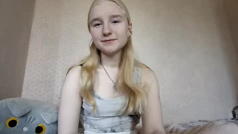 Snapshot of glennabeem chatting on April 2026 08:10:01 AM Laura online show from April 2026 08:10:01 AM