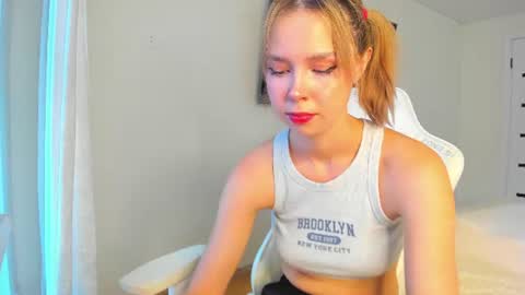 Snapshot of glitchy_doll chatting on June 2026 04:04:02 AM Sara online show from June 2026 04:04:02 AM