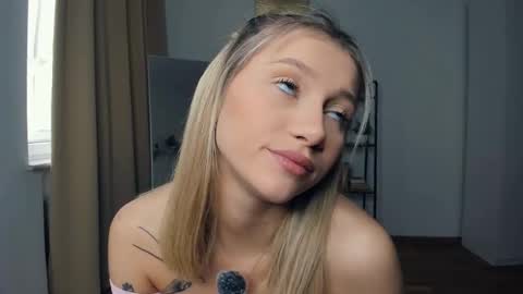 Snapshot of glossybabe_ chatting on October 2025 07:20:02 AM Cherry online show from October 2025 07:20:02 AM