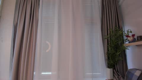 Snapshot of glowhub_ chatting on February 2026 09:43:01 AM Ann Eliz and Gigi online show from February 2026 09:43:01 AM