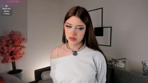 Snapshot of glowia chatting on April 2026 06:52:01 AM Sara online show from April 2026 06:52:01 AM