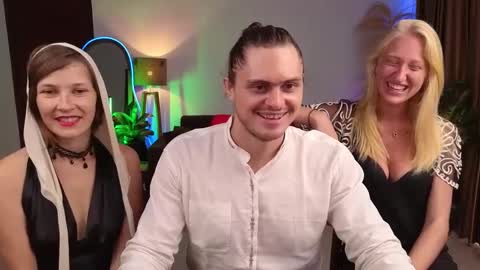 Snapshot of goddess_marylin chatting on December 2024 03:38:02 AM   330 UTC2 girls   online show from December 2024 03:38:02 AM