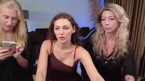 Snapshot of goddess_marylin chatting on December 2024 03:40:02 AM   330 UTC2 girls   online show from December 2024 03:40:02 AM