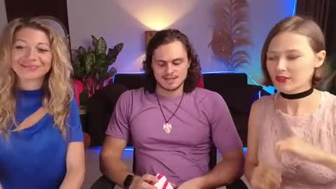 Snapshot of goddess_marylin chatting on January 2025 03:28:02 AM   330 UTC2 girls   online show from January 2025 03:28:02 AM