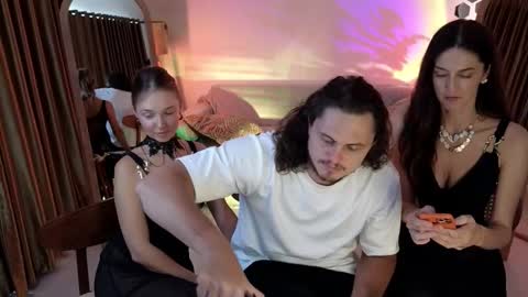 Snapshot of goddess_marylin chatting on October 2025 03:18:02 AM   330 UTC2 girls   online show from October 2025 03:18:02 AM