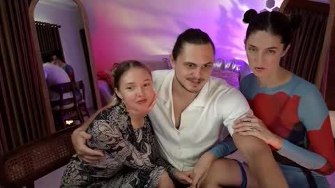 Snapshot of goddess_marylin chatting on October 2025 03:42:02 AM   330 UTC2 girls   online show from October 2025 03:42:02 AM