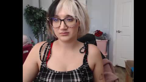 Snapshot of goddessemmy chatting on November 2025 09:27:02 PM Goddess Emmy online show from November 2025 09:27:02 PM