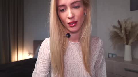 Snapshot of gold_blond chatting on December 2024 06:14:02 AM Olivia online show from December 2024 06:14:02 AM