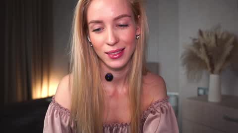 Snapshot of gold_blond chatting on January 2025 08:04:02 AM Olivia online show from January 2025 08:04:02 AM