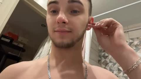 Snapshot of golden_boyyy21 chatting on February 2025 03:05:01 PM Golden boyyy21 online show from February 2025 03:05:01 PM