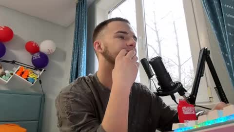 Snapshot of golden_boyyy21 chatting on March 2025 01:51:01 PM Golden boyyy21 online show from March 2025 01:51:01 PM