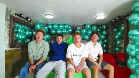 Snapshot of goldenjoi chatting on January 2025 12:32:02 PM GOLDENJOI online show from January 2025 12:32:02 PM